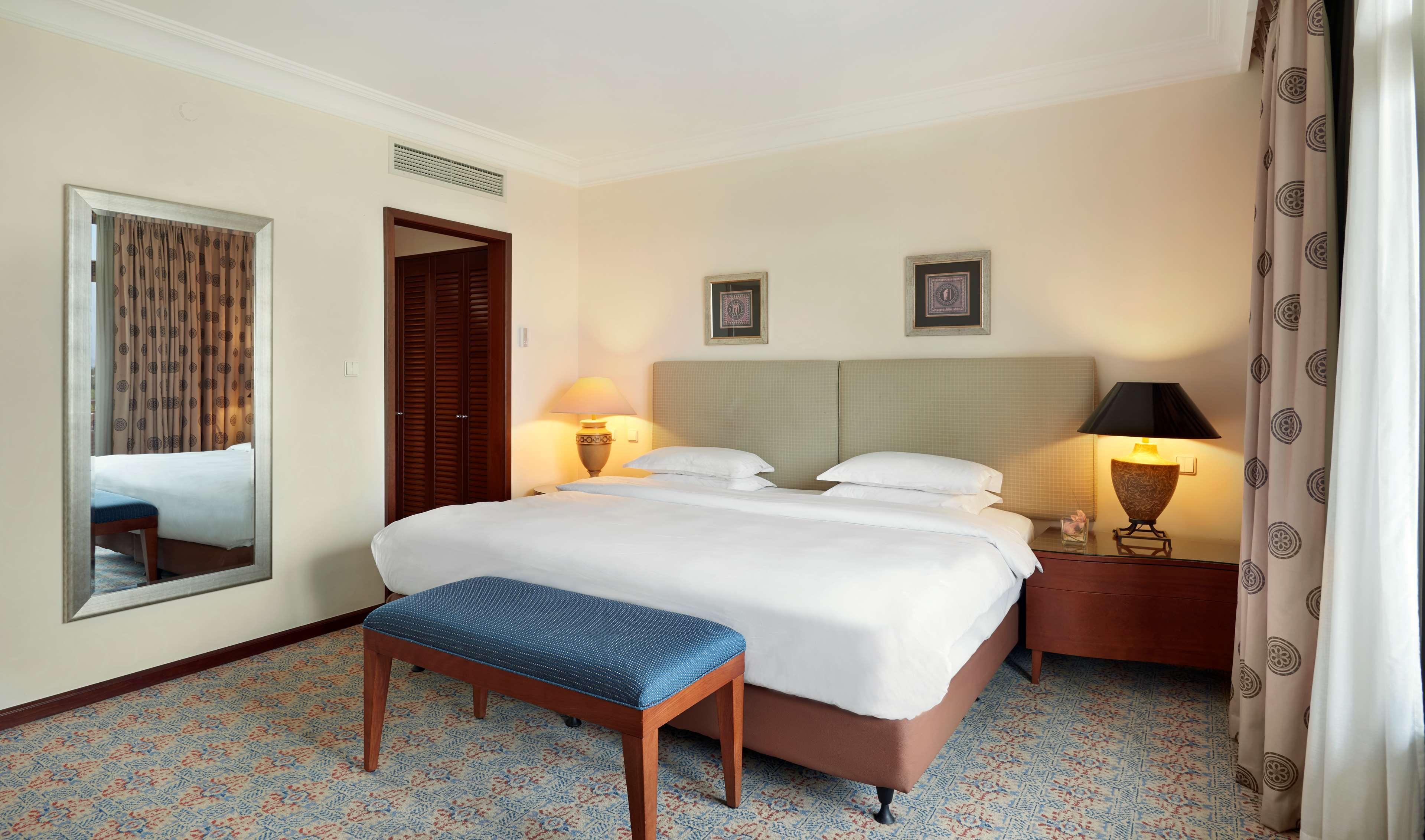 Hyatt Regency Thessaloniki Hotel Eksteriør billede A bedroom at the hotel