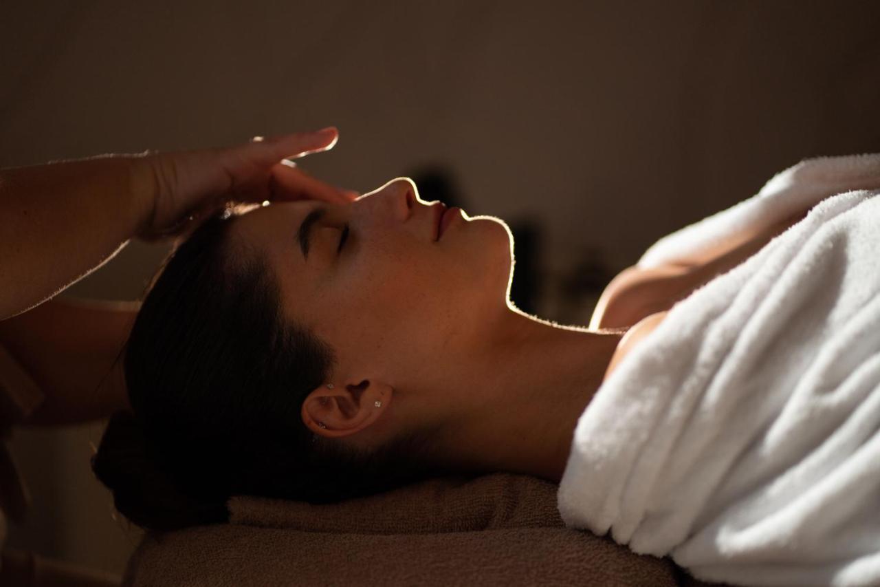 Hyatt Regency Thessaloniki Hotel Eksteriør billede A woman receiving a facial massage
