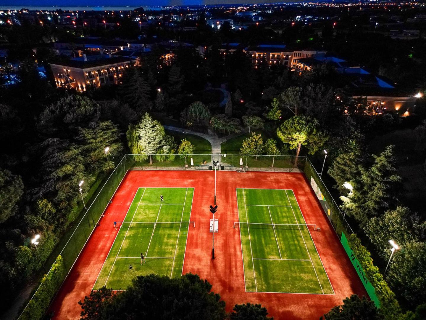 Hyatt Regency Thessaloniki Hotel Eksteriør billede Tennis courts at night