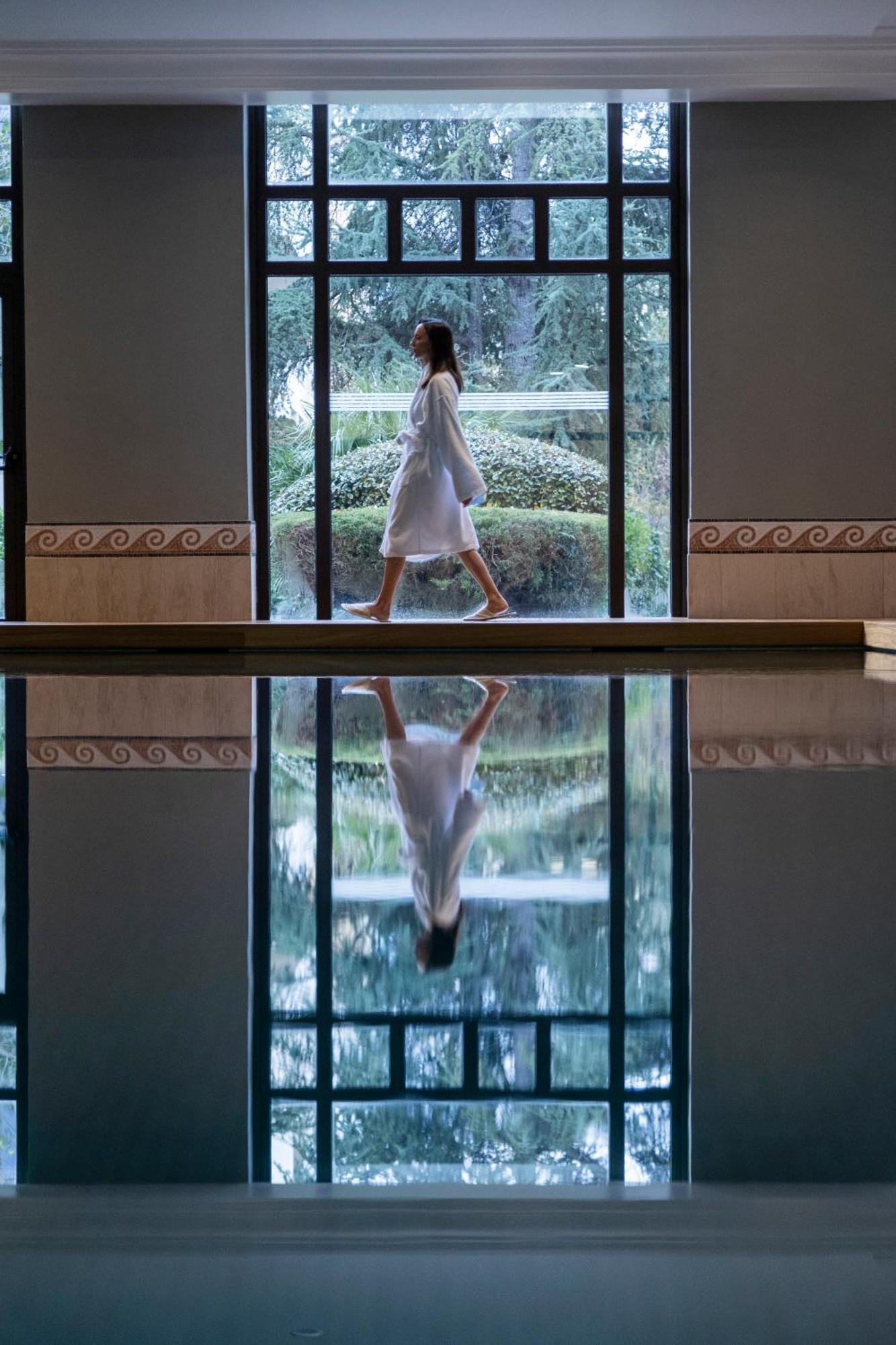 Hyatt Regency Thessaloniki Hotel Eksteriør billede A woman in a yukata at a Japanese onsen