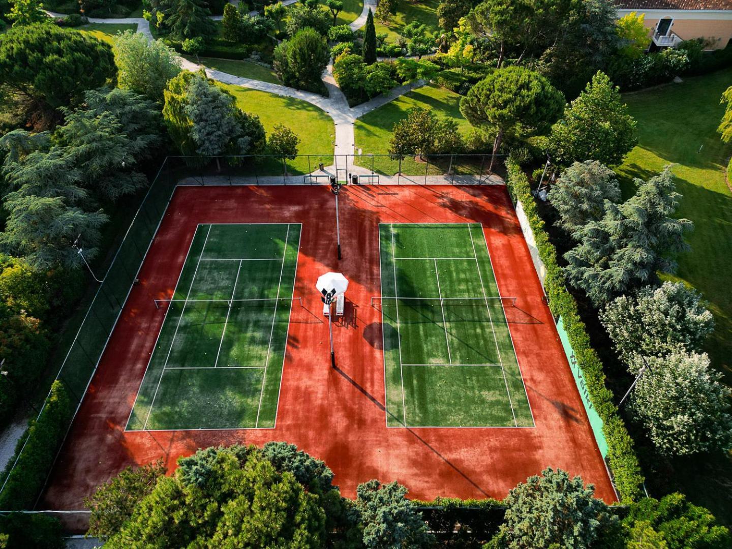 Hyatt Regency Thessaloniki Hotel Eksteriør billede Tennis court in the park