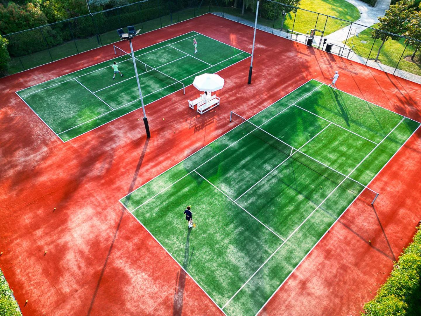 Hyatt Regency Thessaloniki Hotel Eksteriør billede Tennis courts at the club