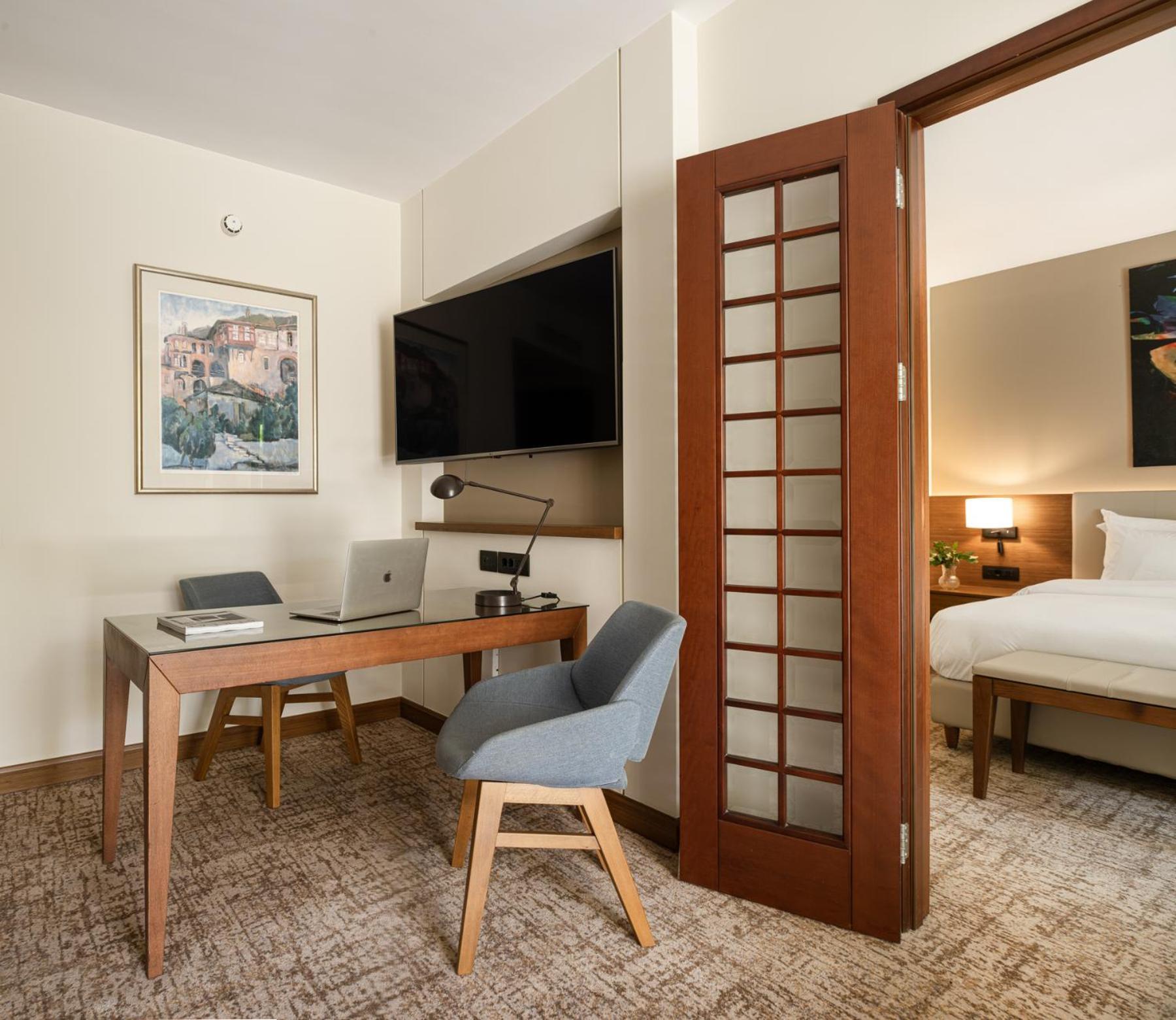 Hyatt Regency Thessaloniki Hotel Eksteriør billede A sliding door in a hotel room