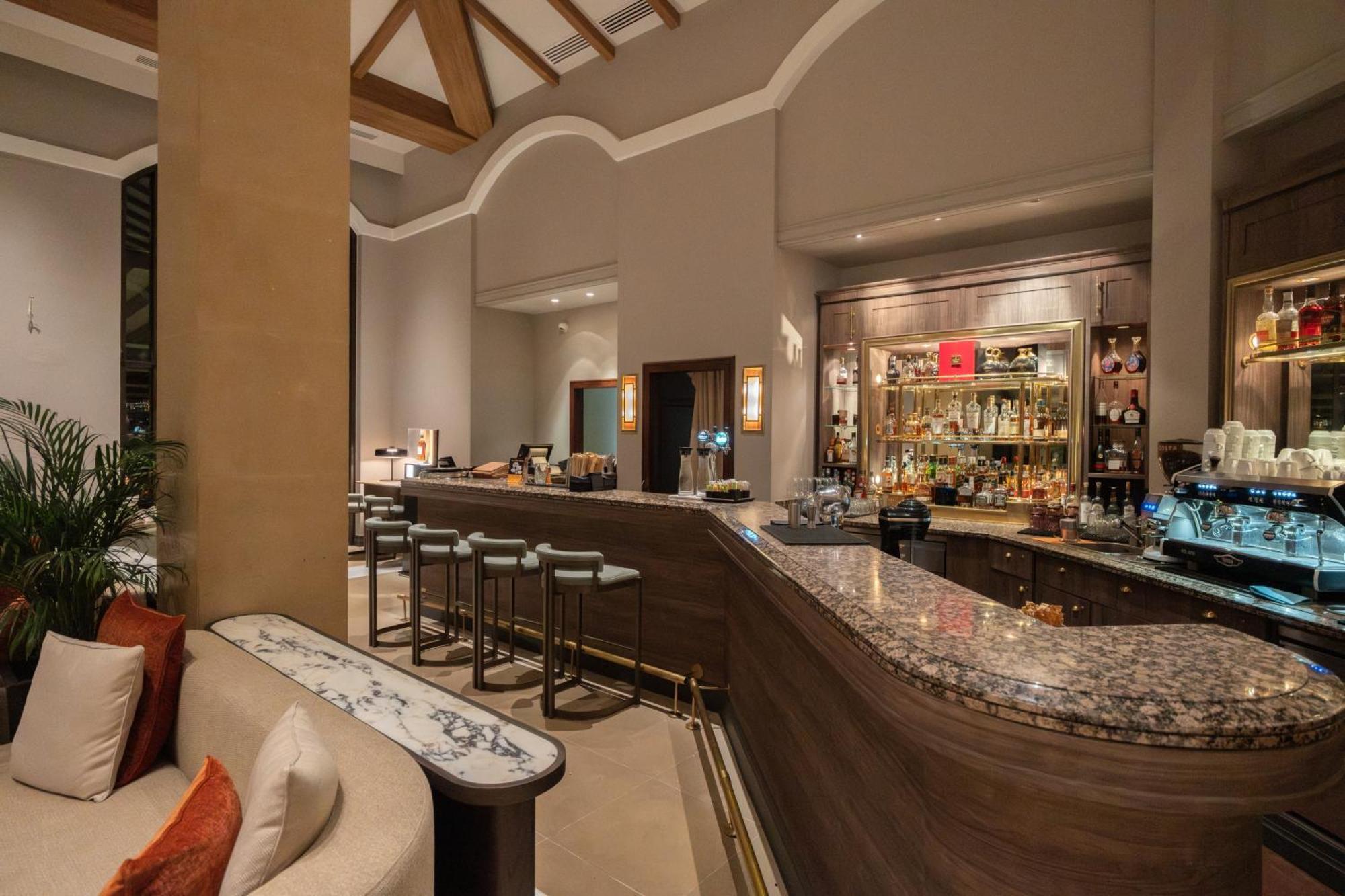 Hyatt Regency Thessaloniki Hotel Eksteriør billede The bar at the lobby